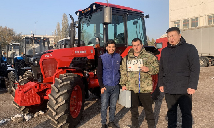 ОАО «Айыл Банк» выдал первый трактор по линии «Гослизинг-6»