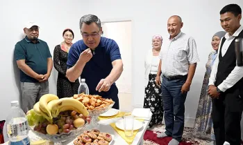 Садыр Жапаров кезектеги турак жай комплексинин ачкычын тургундарга тапшырды