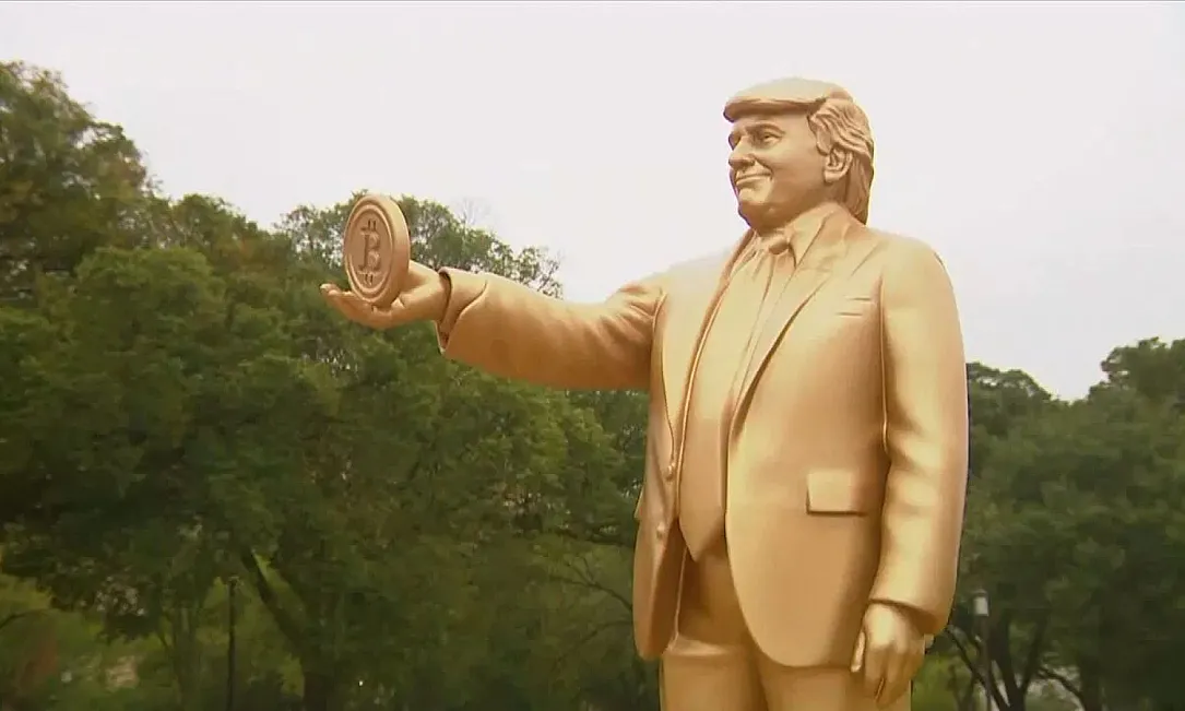 В честь решения ФРС по ставке статуя Трампа с биткоином в руках установлена у Капитолия
