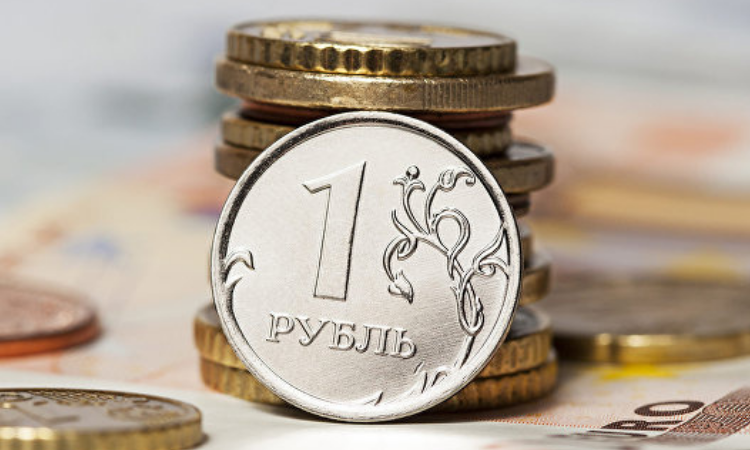 Рубль укрепился, доллар и евро обновили годовые минимумы