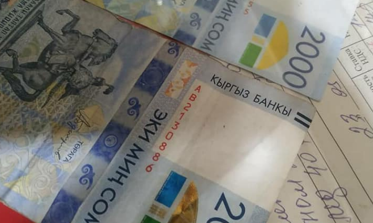 В соцсетях предупреждают о фактах появления в Бишкеке фальшивых денег