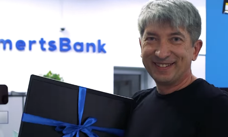 В «Кыргызкоммерцбанке» поздравили первого победителя акции от Visa