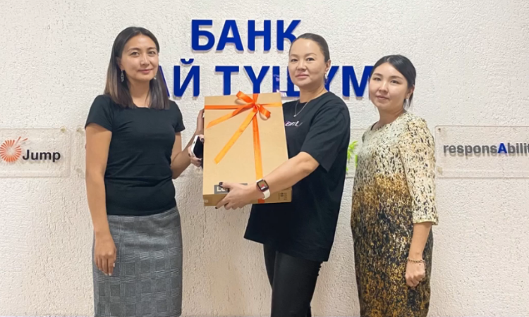 В Банке «Бай-Тушум» поздравили первого победителя акции от Visa!