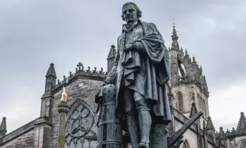 Наследие «отца экономики»: почему спустя 250 лет мир продолжает жить по Адаму Смиту?