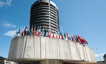 Центробанкам советуют не торопиться с повышением ставок