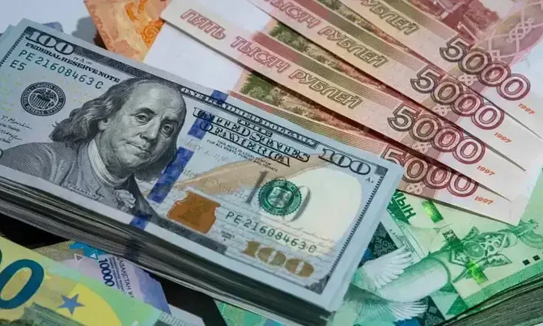 Что произошло с долларом, евро и рублем в сентябре: статистика