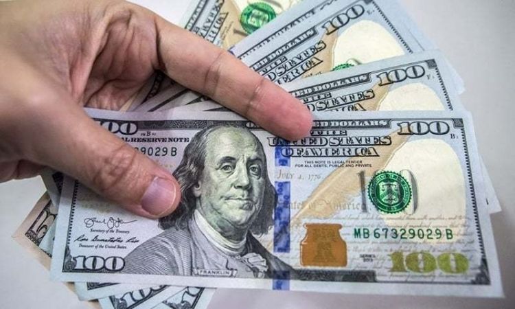 Доллар преодолел отметку 83,6 сома в Кыргызстане