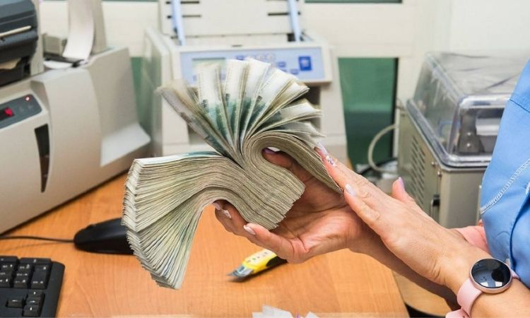 В кассы банков поступило более 574 млрд сомов