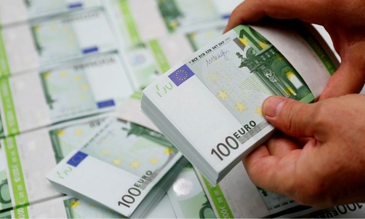 Евро подорожал до рекордных 100 сомов