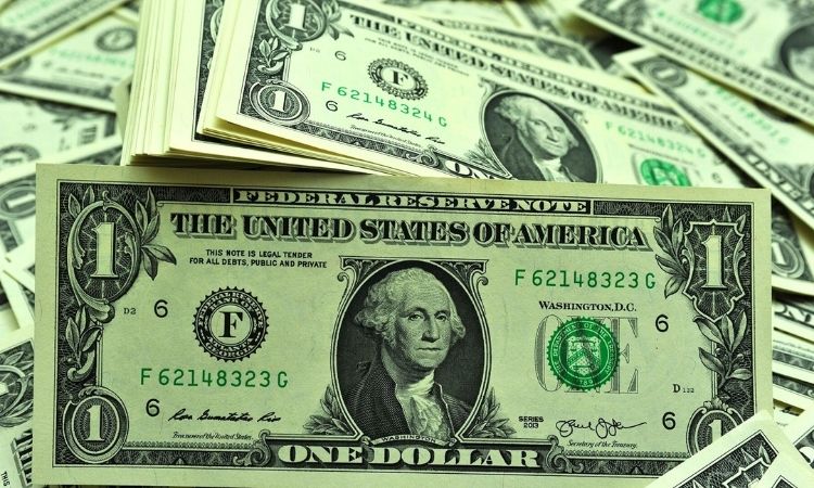 Доллар приближается к 83 сомам