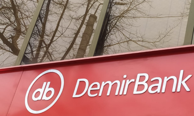В DemirBank изменились тарифы на снятие долларов в банкоматах