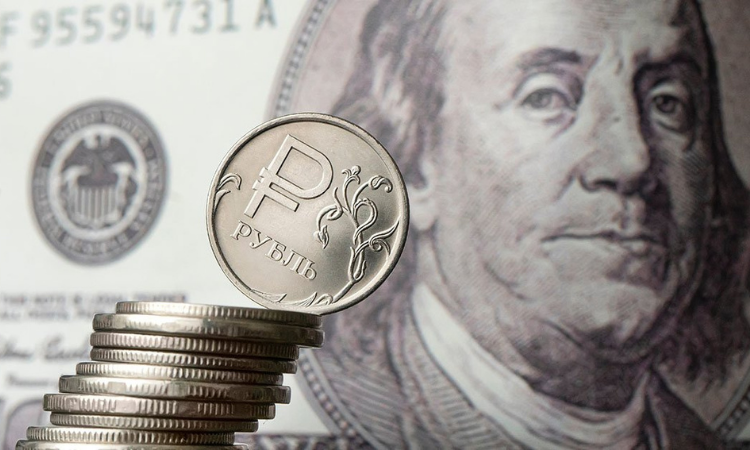 Bloomberg: Рубль стал лучшей среди мировых валют по укреплению к доллару
