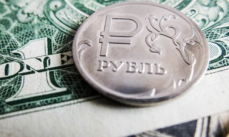В мае рубль стал лидером роста к доллару