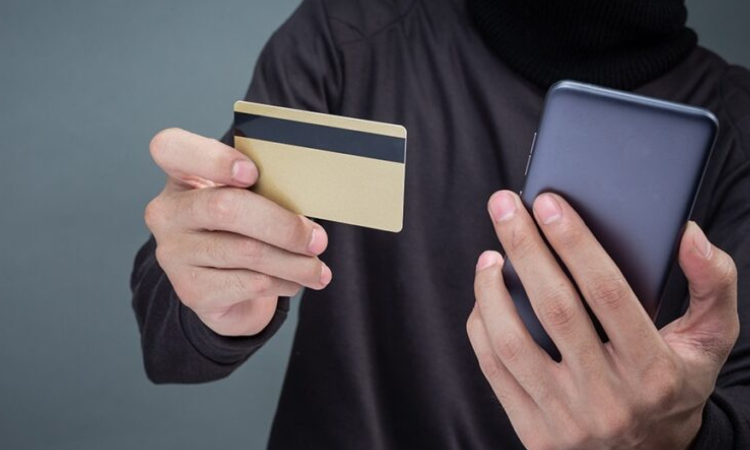 Как можно лишиться денег из-за потери банковской карты и телефона