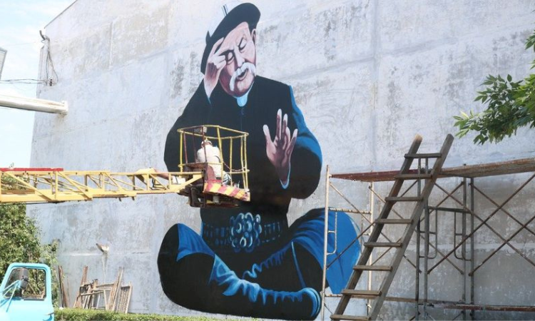 В Бишкеке появится мурал с изображением манасчи Саякбая Каралаева