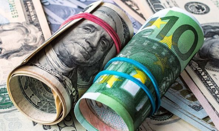 Банки России вводят оплату за обслуживание счетов в долларах и евро