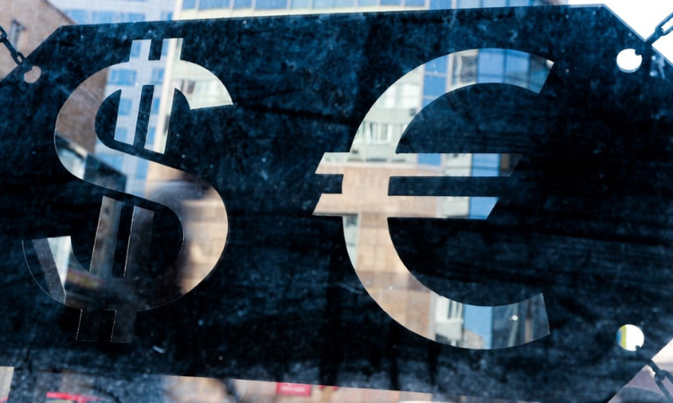 Артем Тузов: «Доллар и евро становятся для банков токсичными валютами»