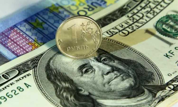 Курс рубля растет к доллару