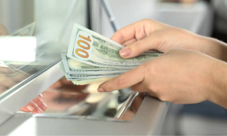 «Бакай Банк» продлил комиссию за обналичивание иностранной валюты