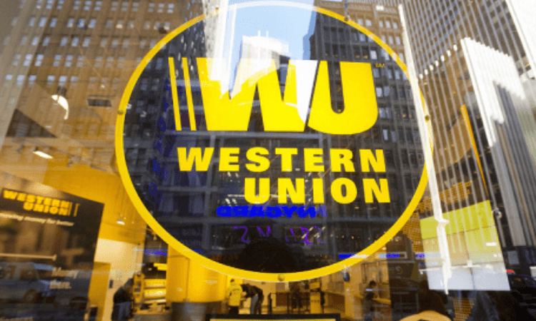 В каком банке есть услуга онлайн-перевода по Western Union по дебетовой карте?