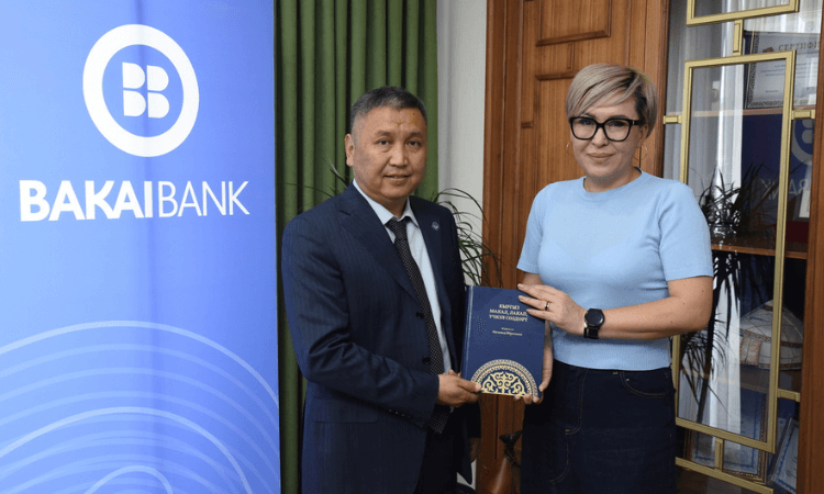 «Бакай Банк» передал библиотекам школ и вузов книги на кыргызском языке