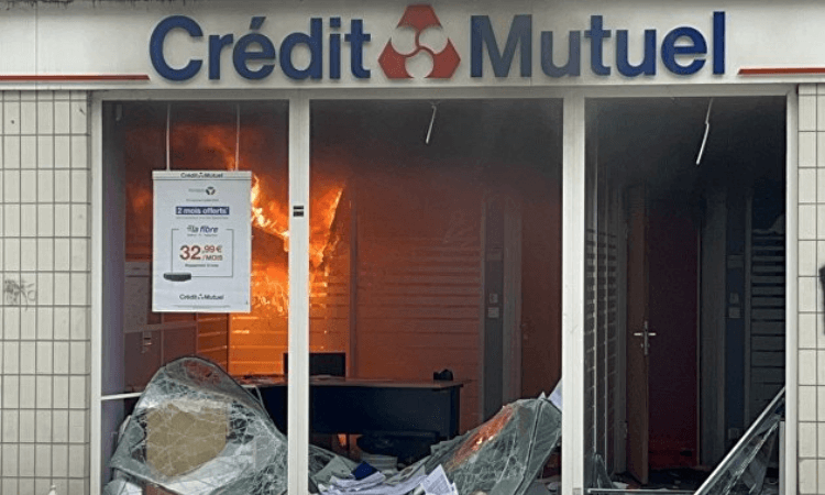 В ходе беспорядков во Франции пострадали 370 банковских отделений