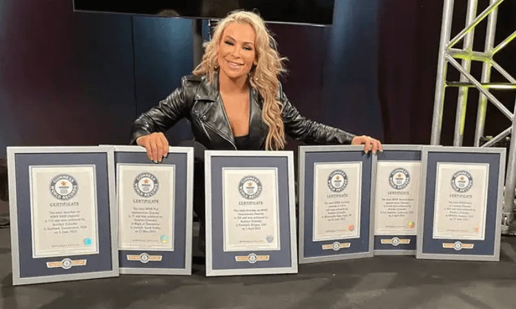 Звезда WWE награждена сертификатами рекордов на Money in the Bank