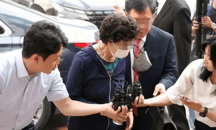 За подделку банковского документа задержана теща президента Южной Кореи
