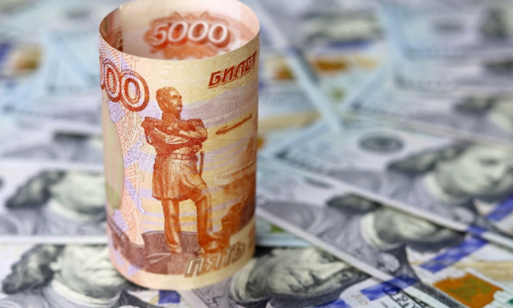 После колебаний курс рубля вернулся к значительному росту