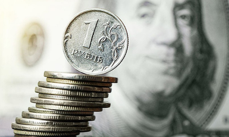 Курс доллара вырос до 97,2 рубля впервые с середины августа
