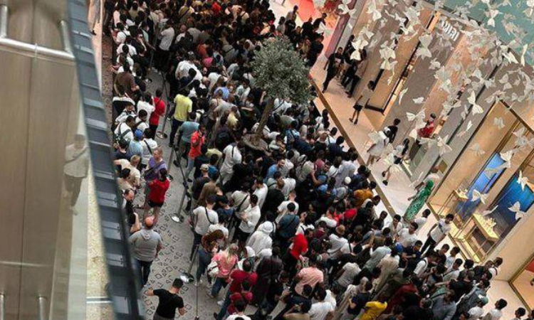 Сотни людей в Mall of the Emirates ждут продаж iPhone 15