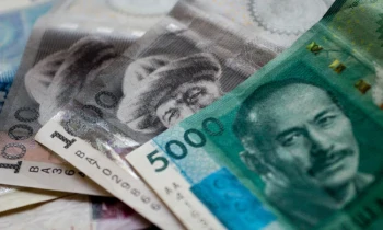В трех школах Ошской области прошли лекции о национальной валюте
