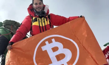 На Эверест подняли флаг с логотипом биткоина