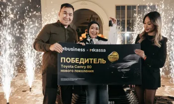 MBANK «QR аркылуу төлөмдөрдү кабыл ал» акциясынын экинчи этабынын жеңүүчүлөрүн сыйлап, экинчи Toyota Camry 80 автоунаасын белекке берди